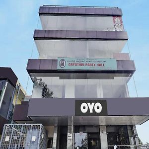 Oyo Flagship Gayathri Lodging & Boarding Hotel Bangalore Exterior photo