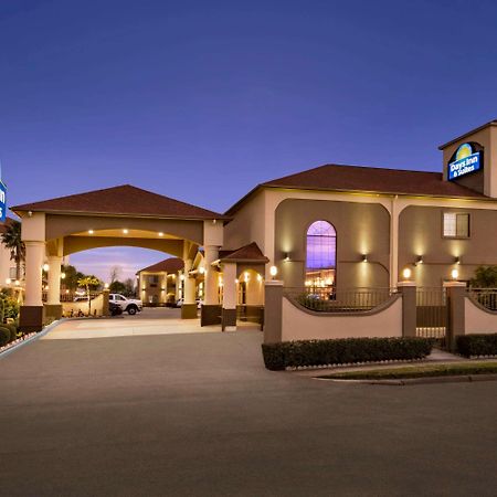 Days Inn & Suites By Wyndham Houston Hobby Airport Exterior photo