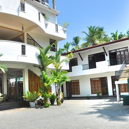 Green Shadows Beach Hotel Wadduwa Exterior photo