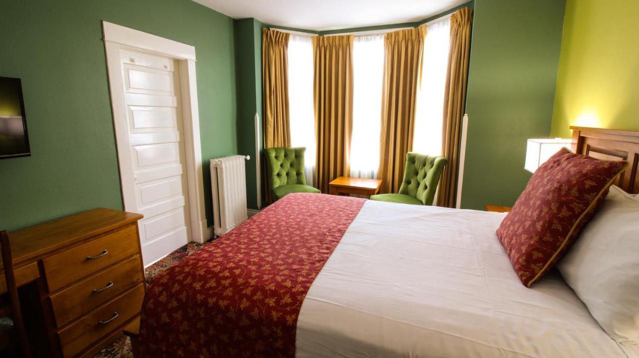 James Bay Inn Hotel, Suites & Cottage Exterior photo
