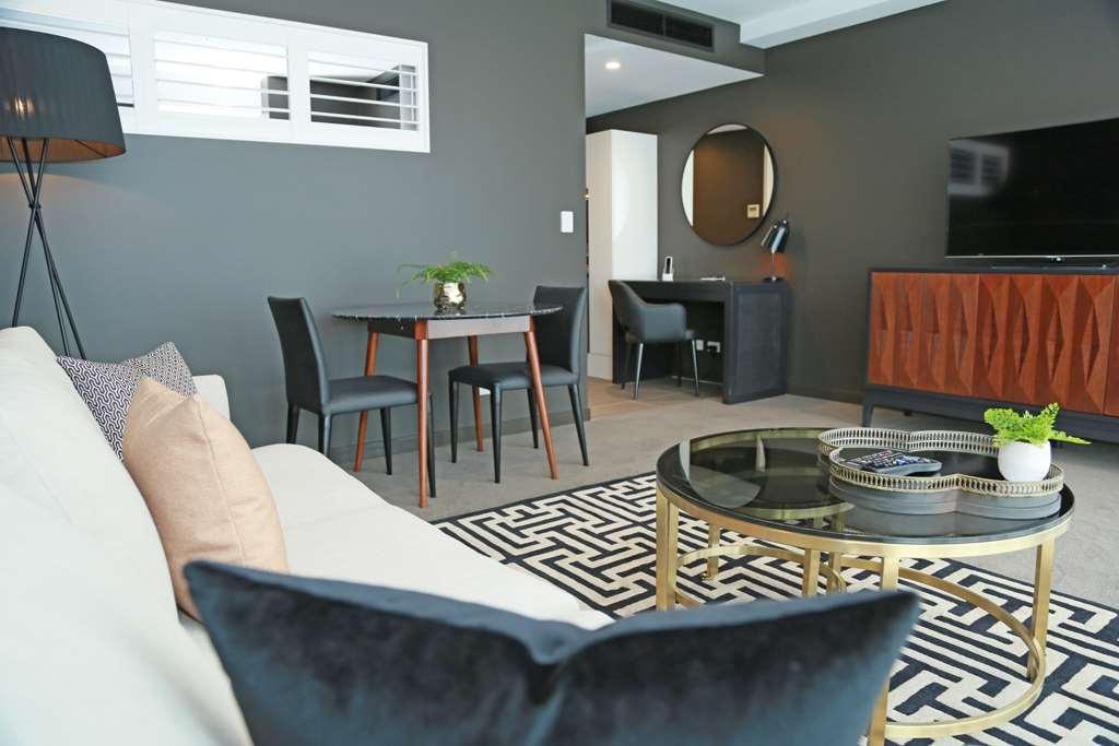 Alex Perry Hotel & Apartments Brisbane Room photo