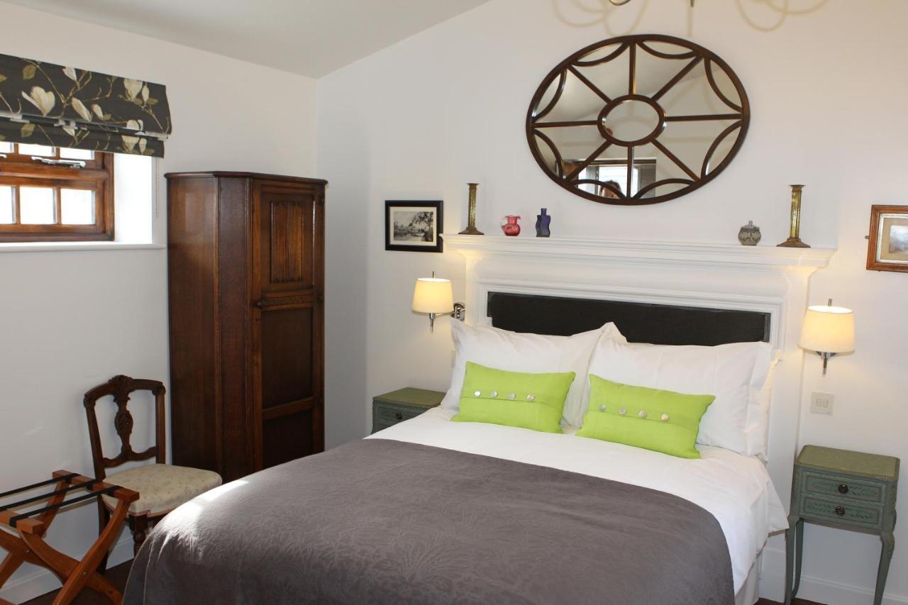 The Compasses Hotel Chelmsford Room photo