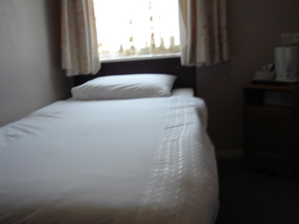 Prince Hotel Birmingham Room photo