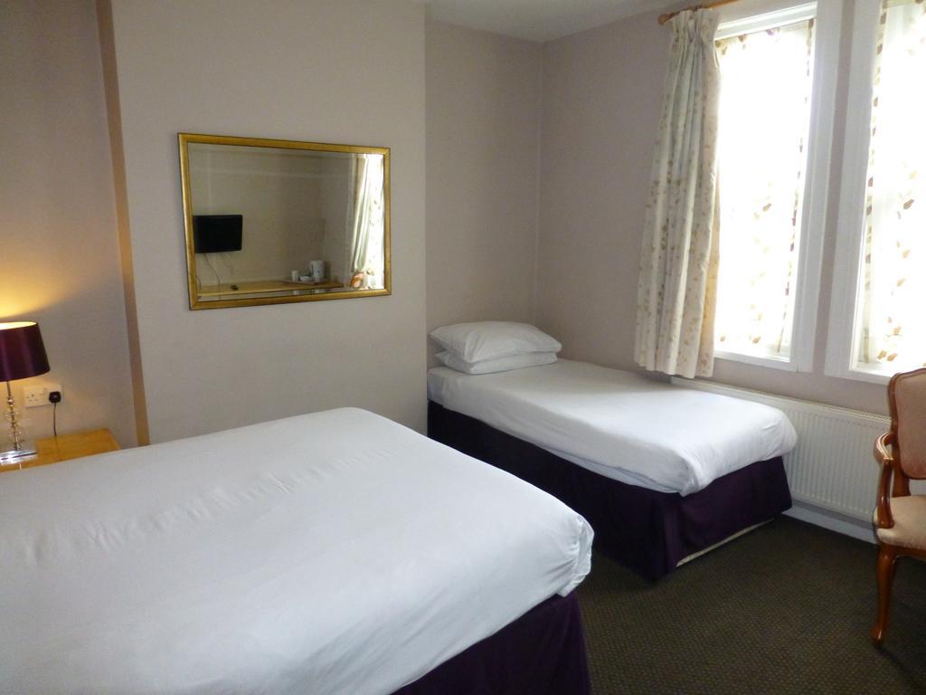 Prince Hotel Birmingham Room photo