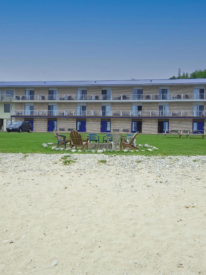 Days Inn & Suites By Wyndham St. Ignace Lakefront Exterior photo