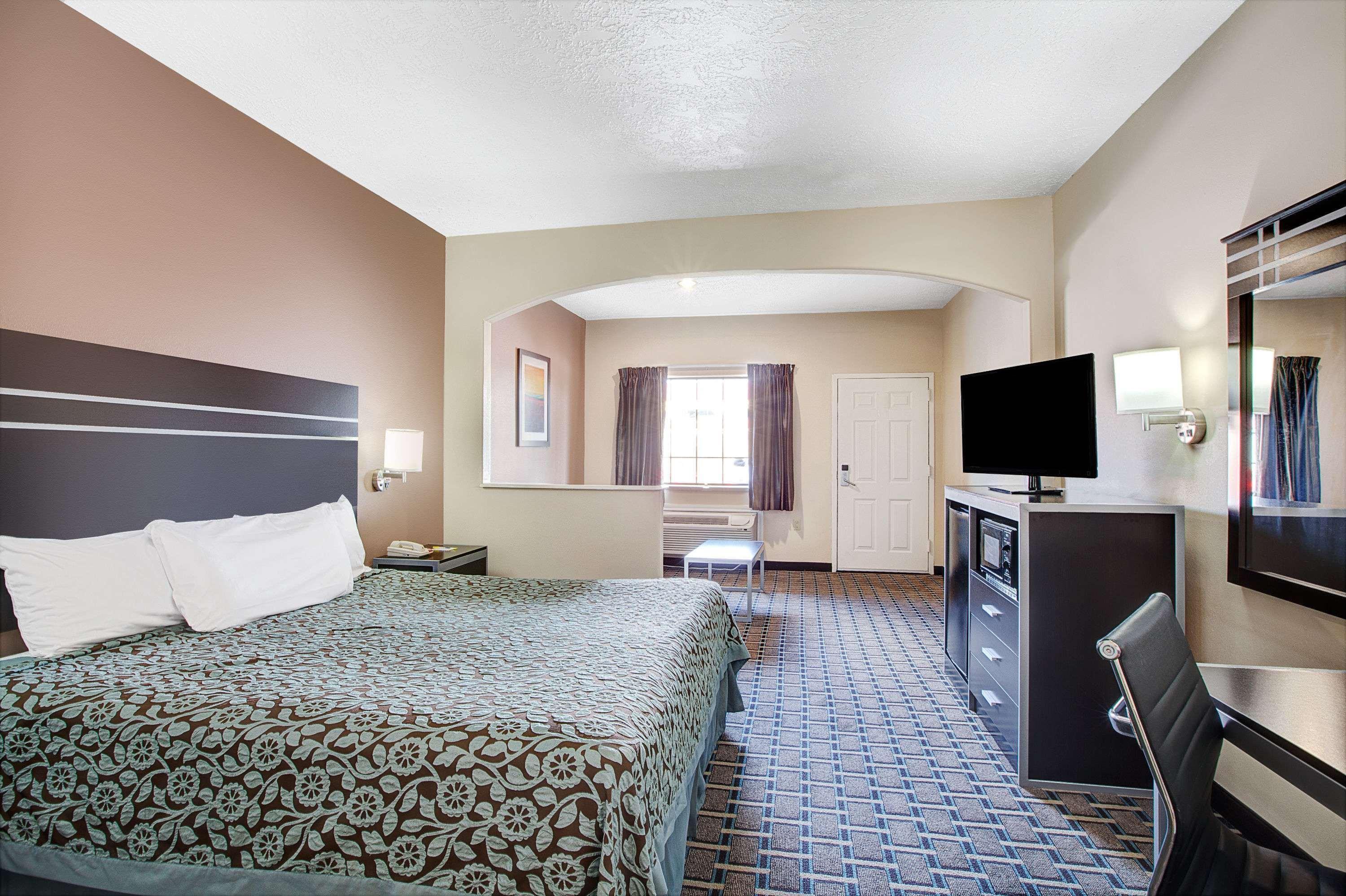 Days Inn & Suites By Wyndham Houston North - Spring Exterior photo