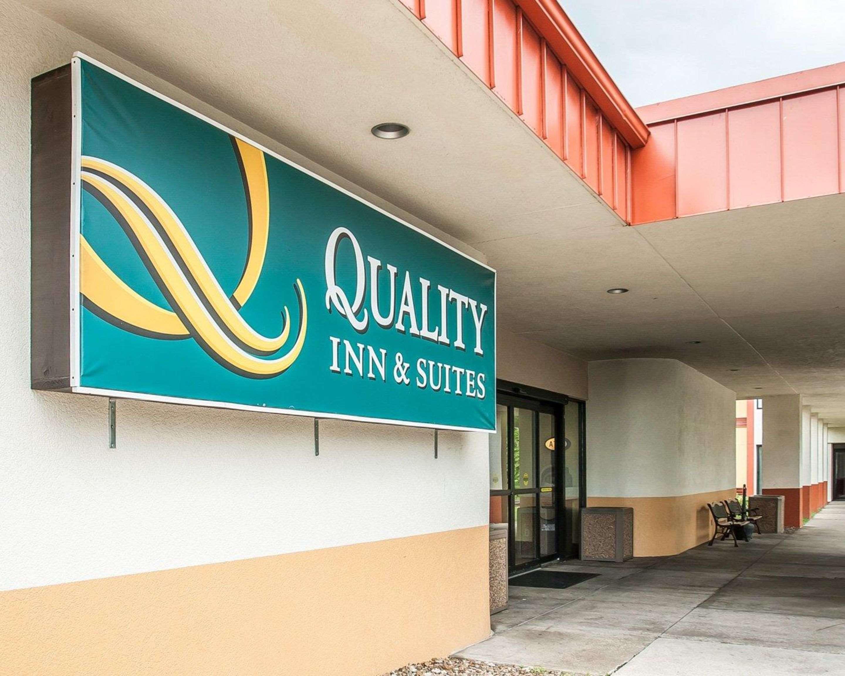 Quality Inn & Suites Kansas City I-435N Near Sports Complex Exterior photo