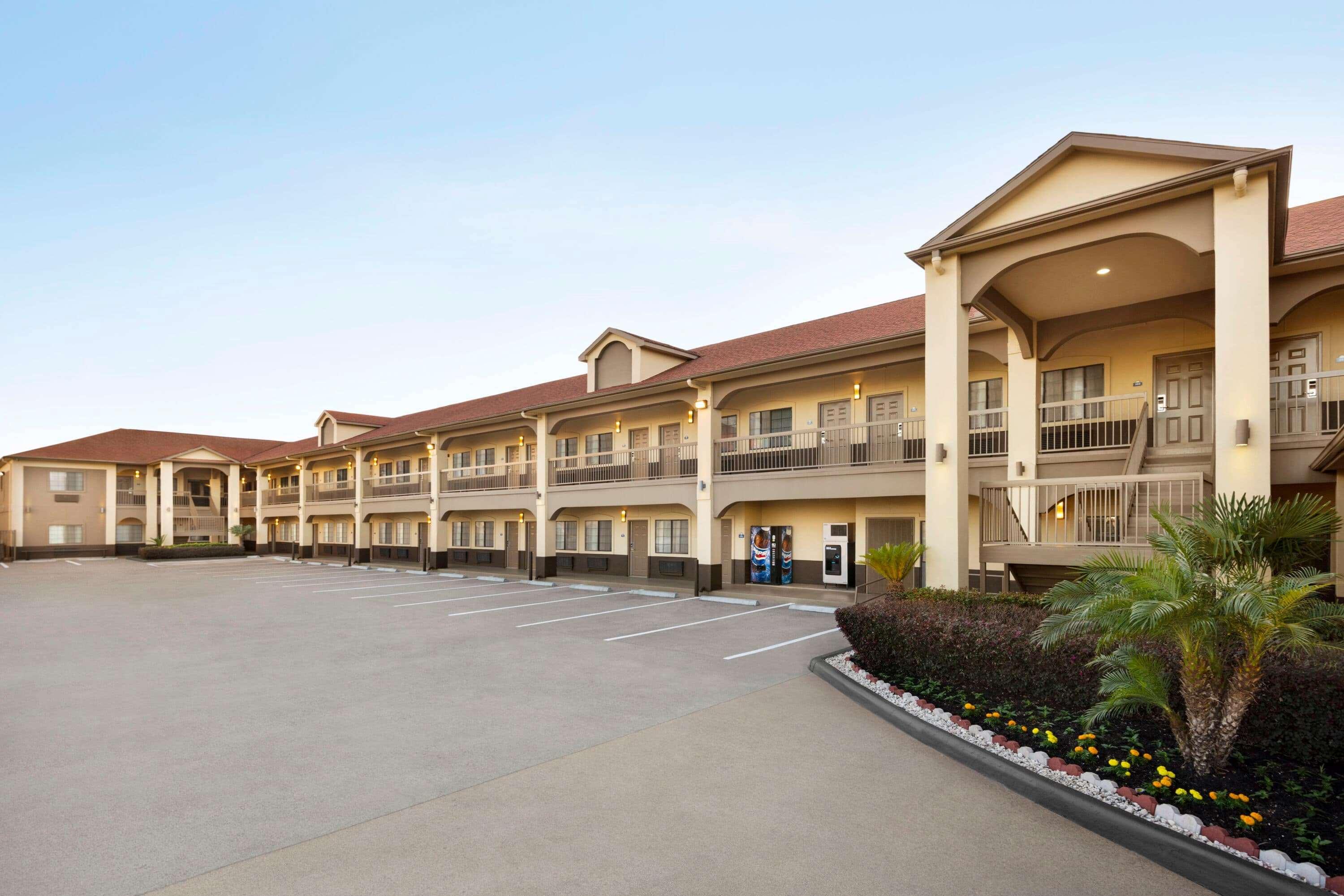 Days Inn & Suites By Wyndham Houston Hobby Airport Exterior photo