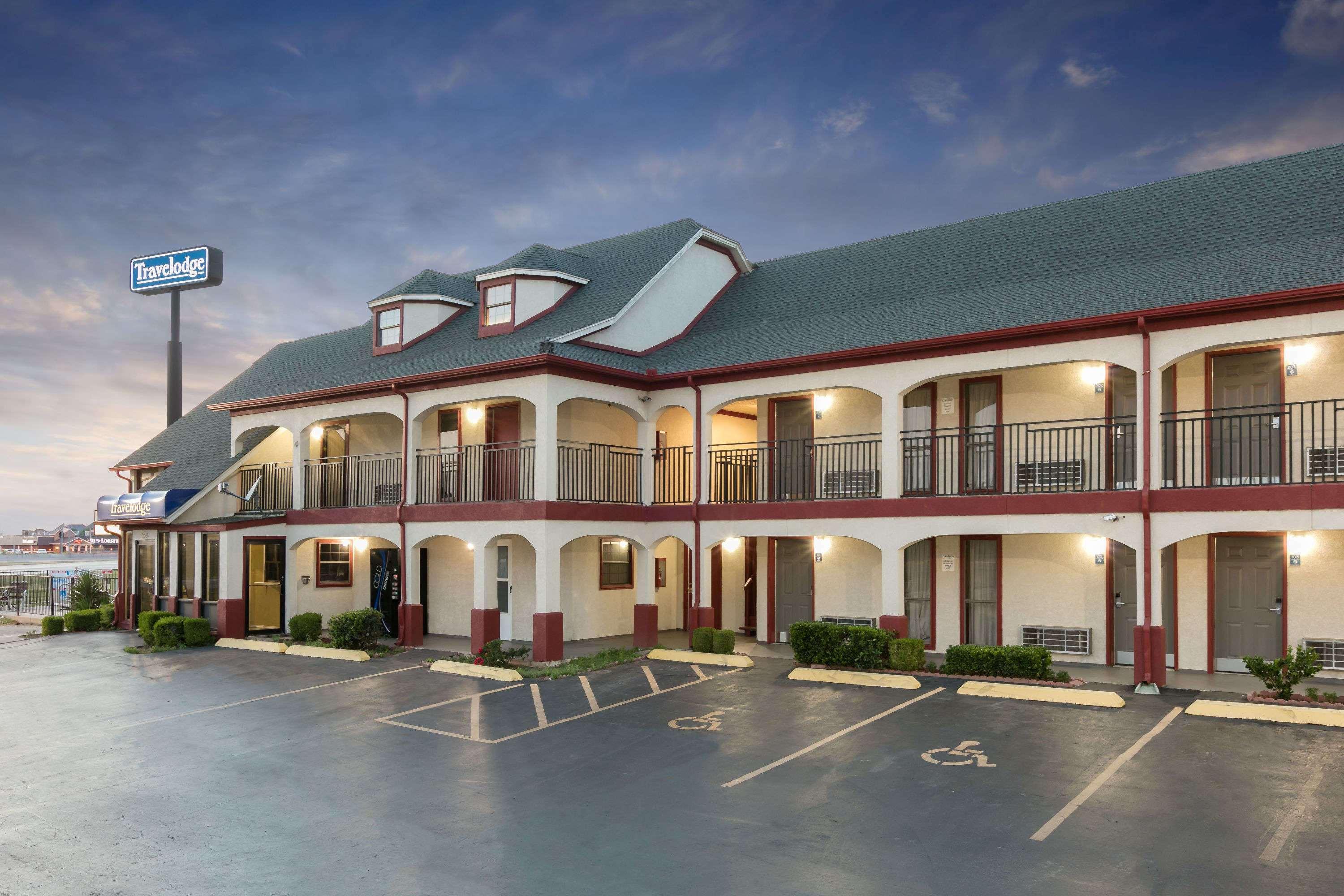 Travelodge Inn & Suites By Wyndham Norman Exterior photo