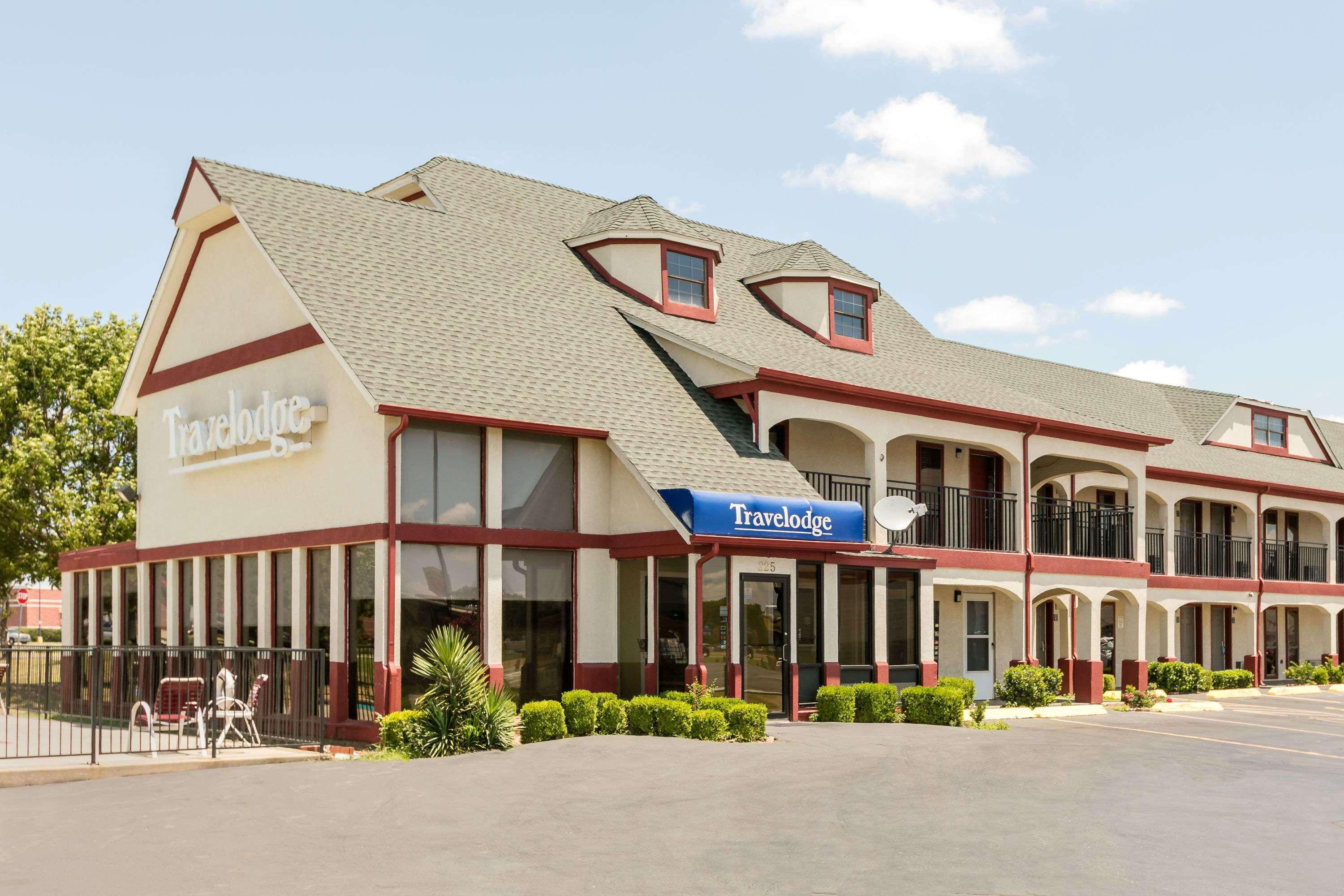 Travelodge Inn & Suites By Wyndham Norman Exterior photo