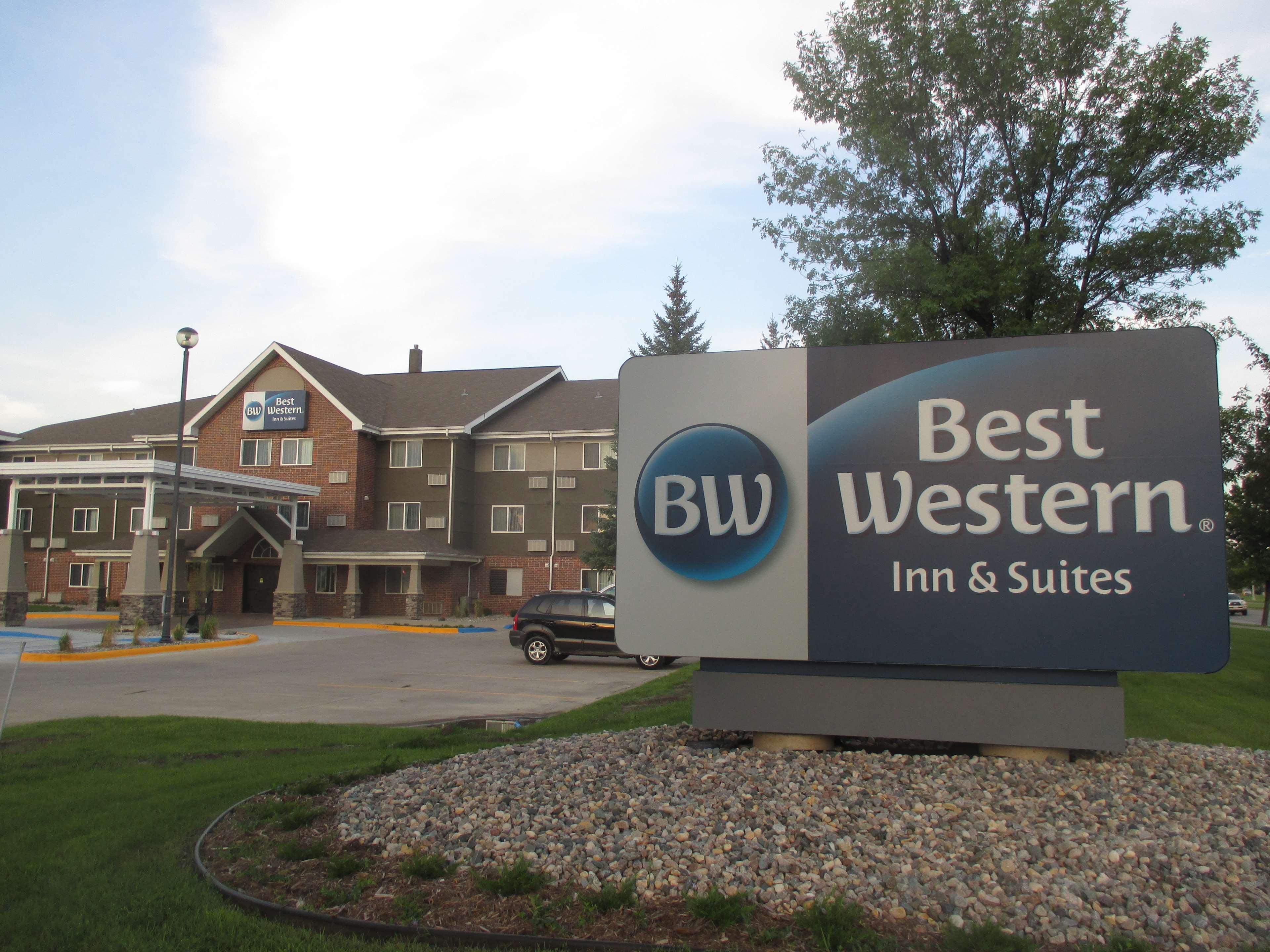 Best Western Harvest Inn & Suites Grand Forks Exterior photo