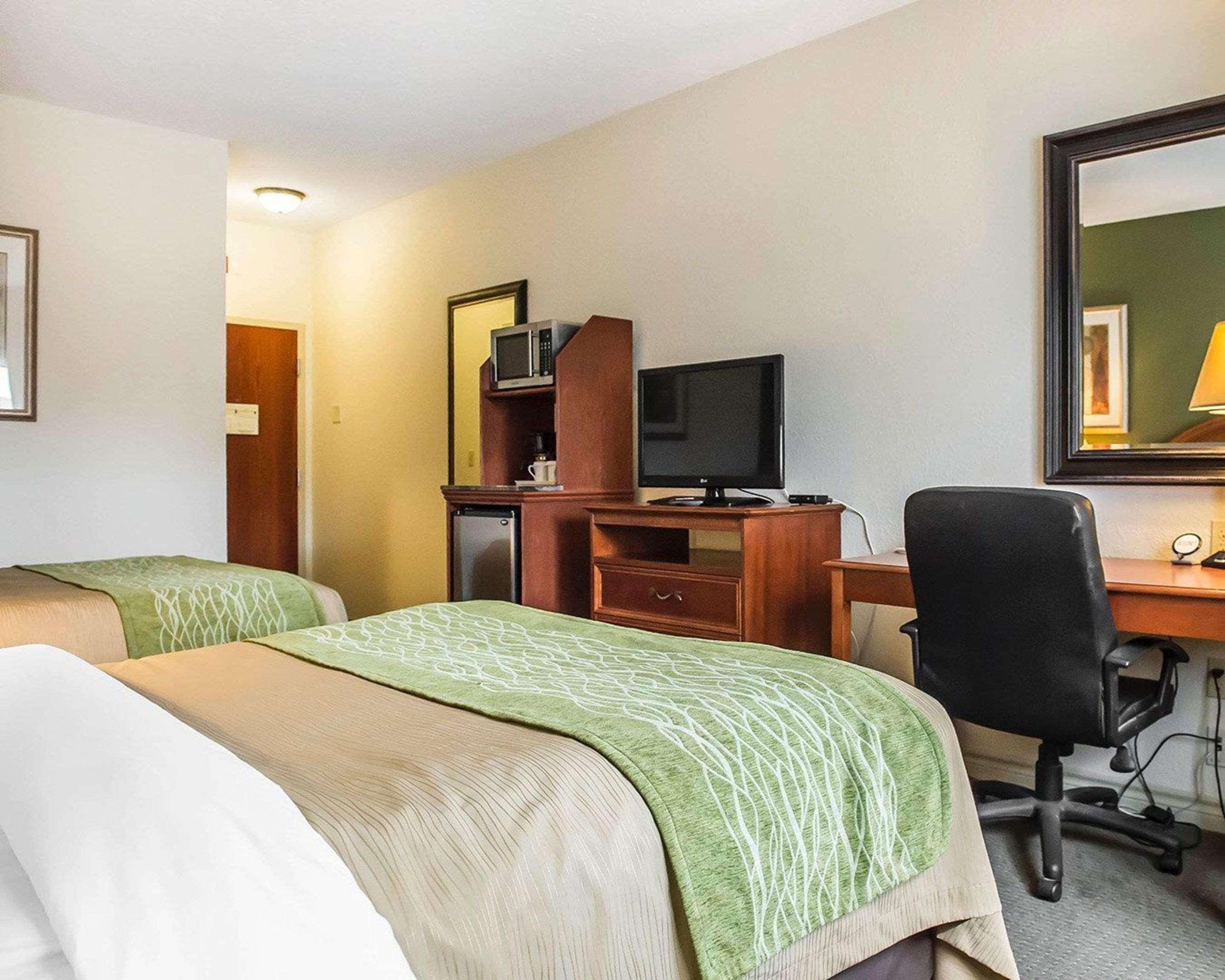 Comfort Inn & Suites Thousand Islands Harbour District Gananoque Exterior photo