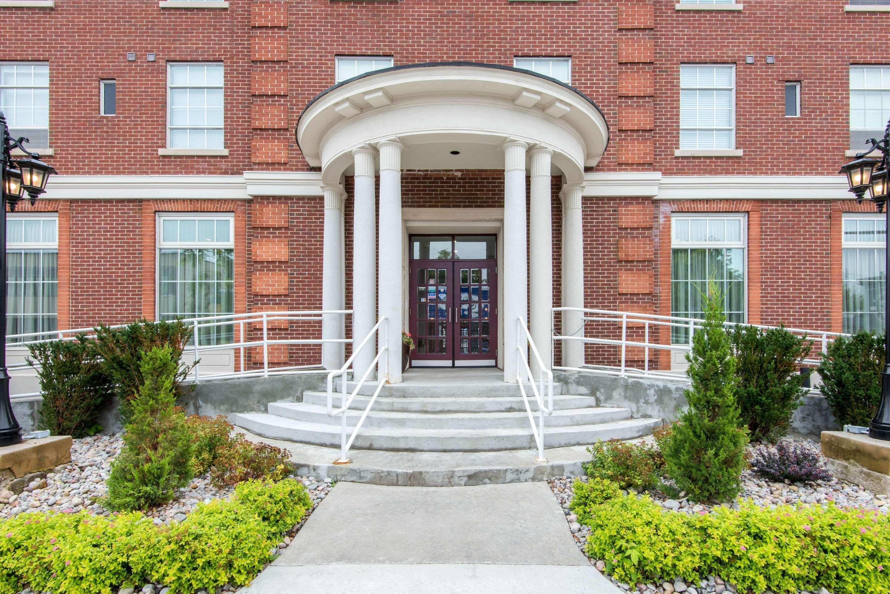 The Champlain Waterfront Hotel Ascend Hotel Collection Orillia Exterior photo