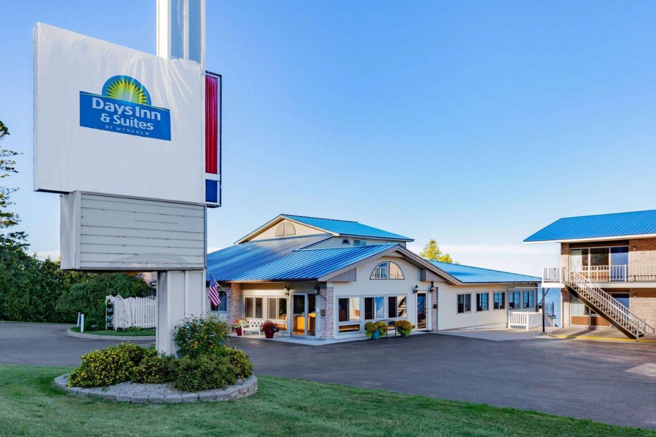 Days Inn & Suites By Wyndham St. Ignace Lakefront Exterior photo