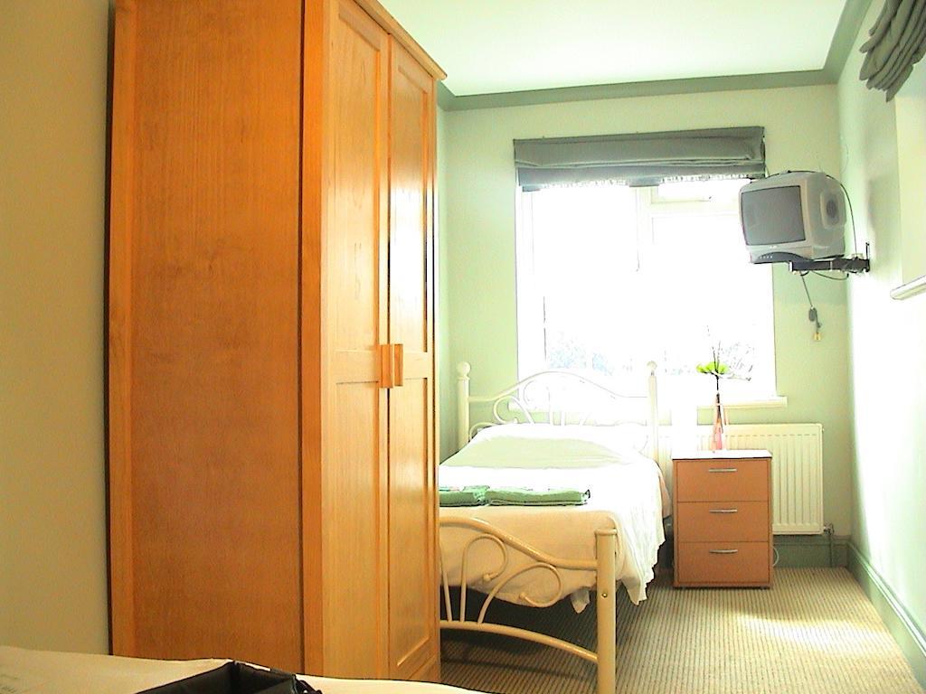 Furnival Lodge Slough Room photo