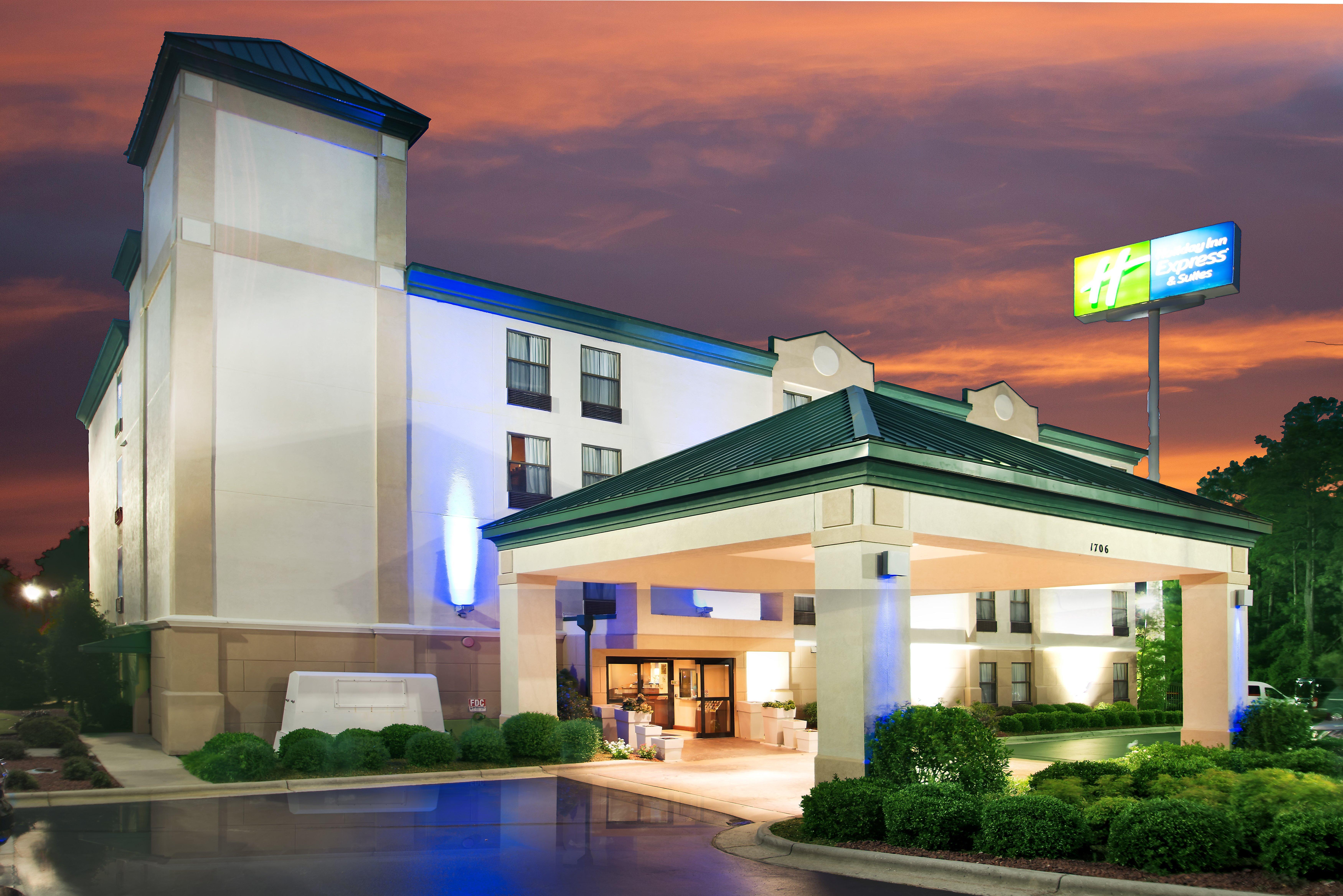 Holiday Inn Express Fayetteville Exterior photo