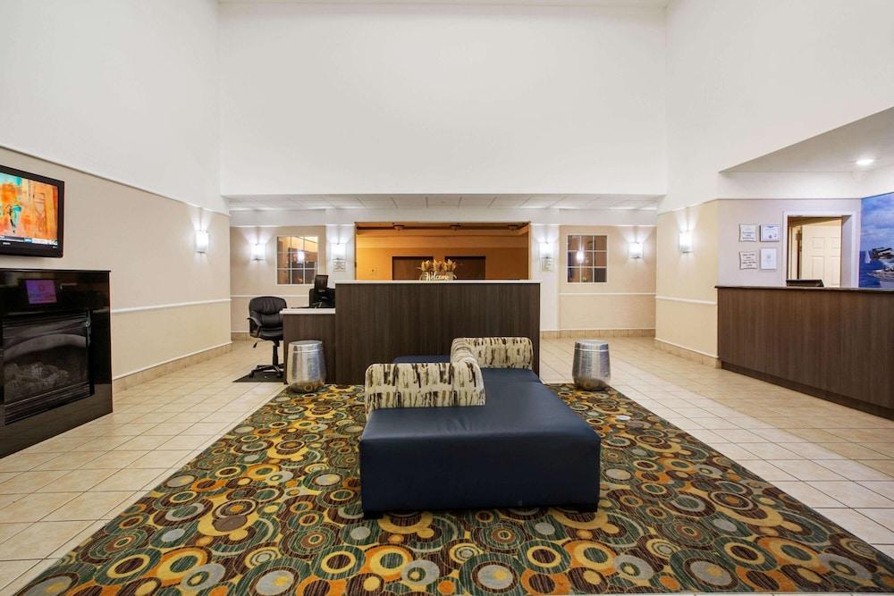 La Quinta Inn & Suites By Wyndham Norfolk Exterior photo