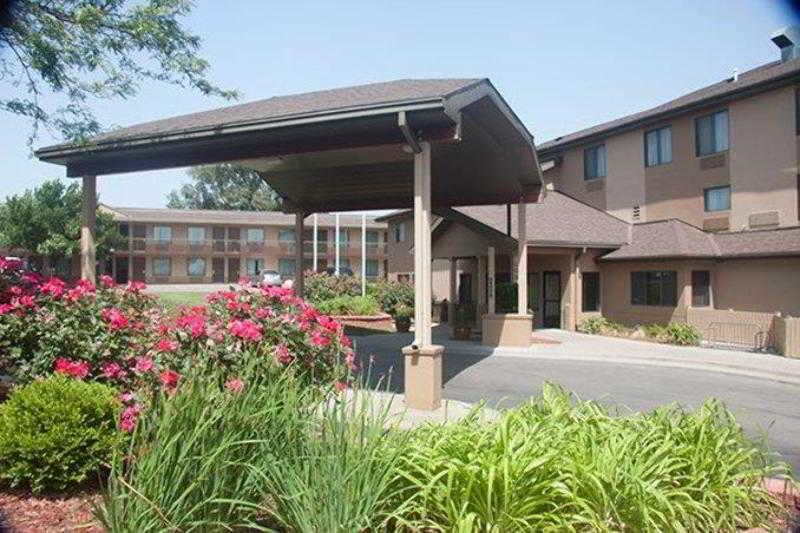 Quality Inn & Suites Lawrence - University Area Exterior photo