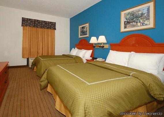 Red Roof Inn Plus+ & Suites Chattanooga - Downtown Room photo