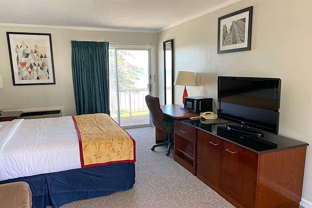 Days Inn & Suites By Wyndham St. Ignace Lakefront Room photo