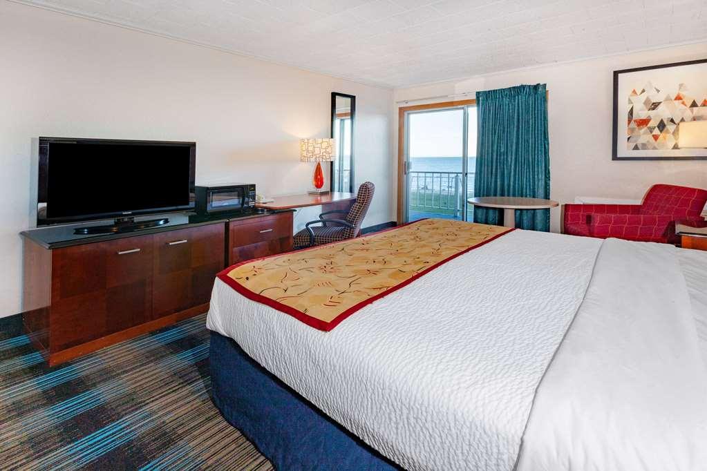 Days Inn & Suites By Wyndham St. Ignace Lakefront Room photo