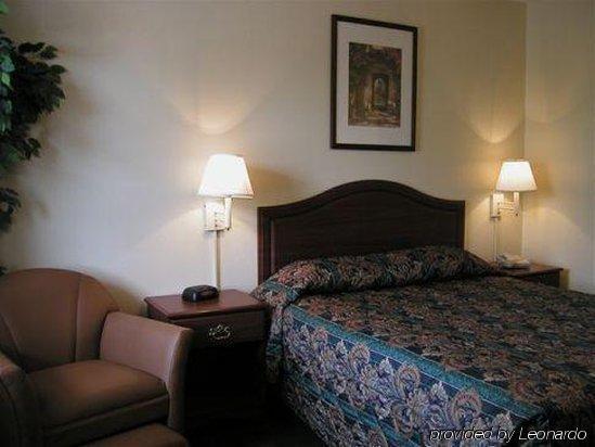 Intown Suites Extended Stay Chesapeake Va - I-64 Crossways Blvd Room photo