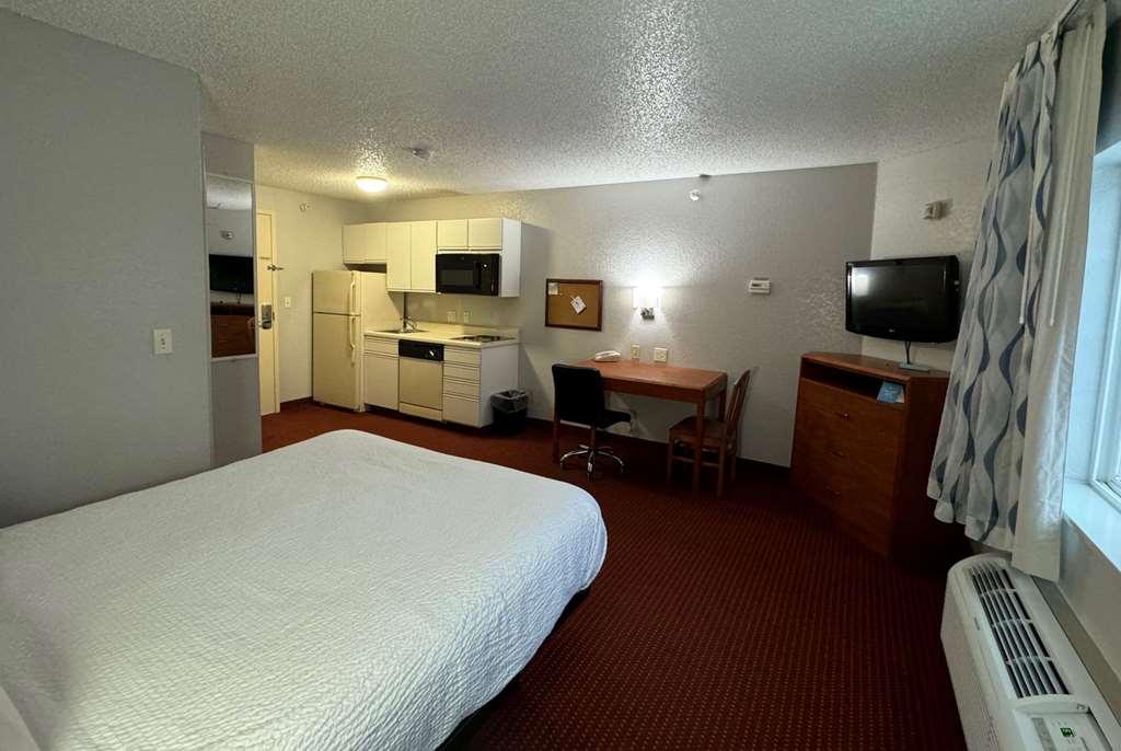 Days Inn & Suites By Wyndham Green Bay Wi Room photo
