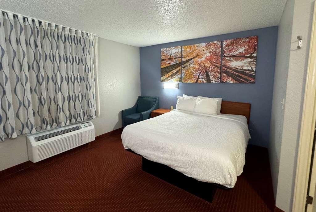 Days Inn & Suites By Wyndham Green Bay Wi Room photo