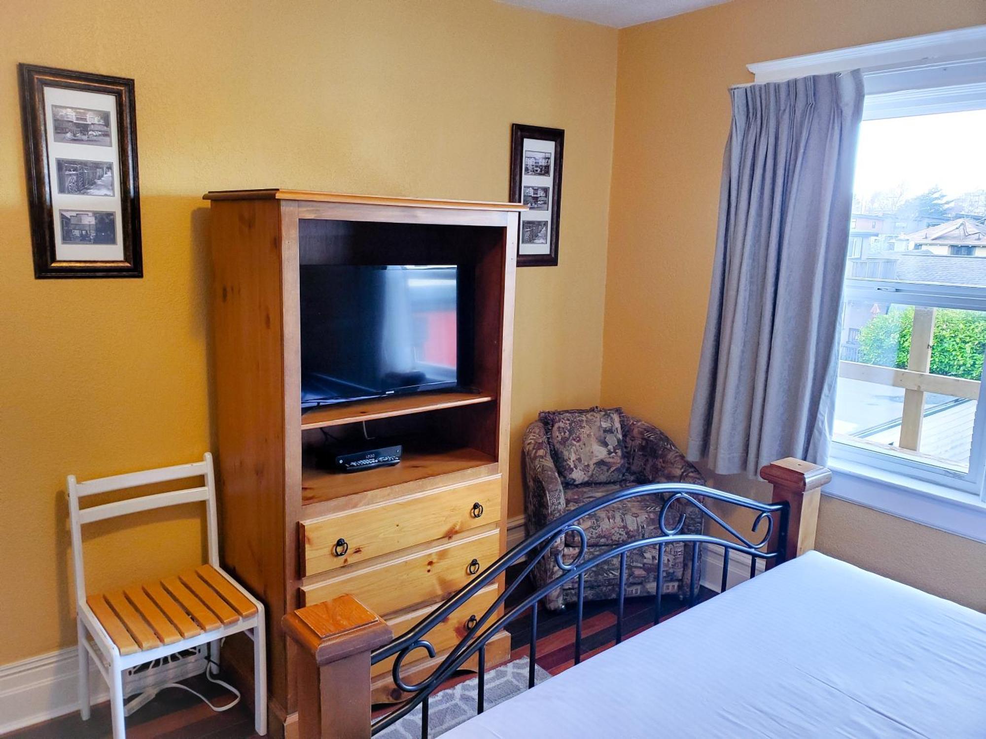 James Bay Inn Hotel, Suites & Cottage Exterior photo