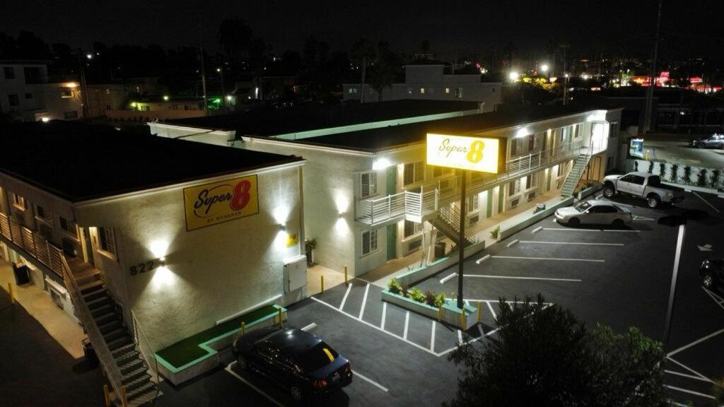 Super 8 By Wyndham Oceanside Downtown Hotel Exterior photo