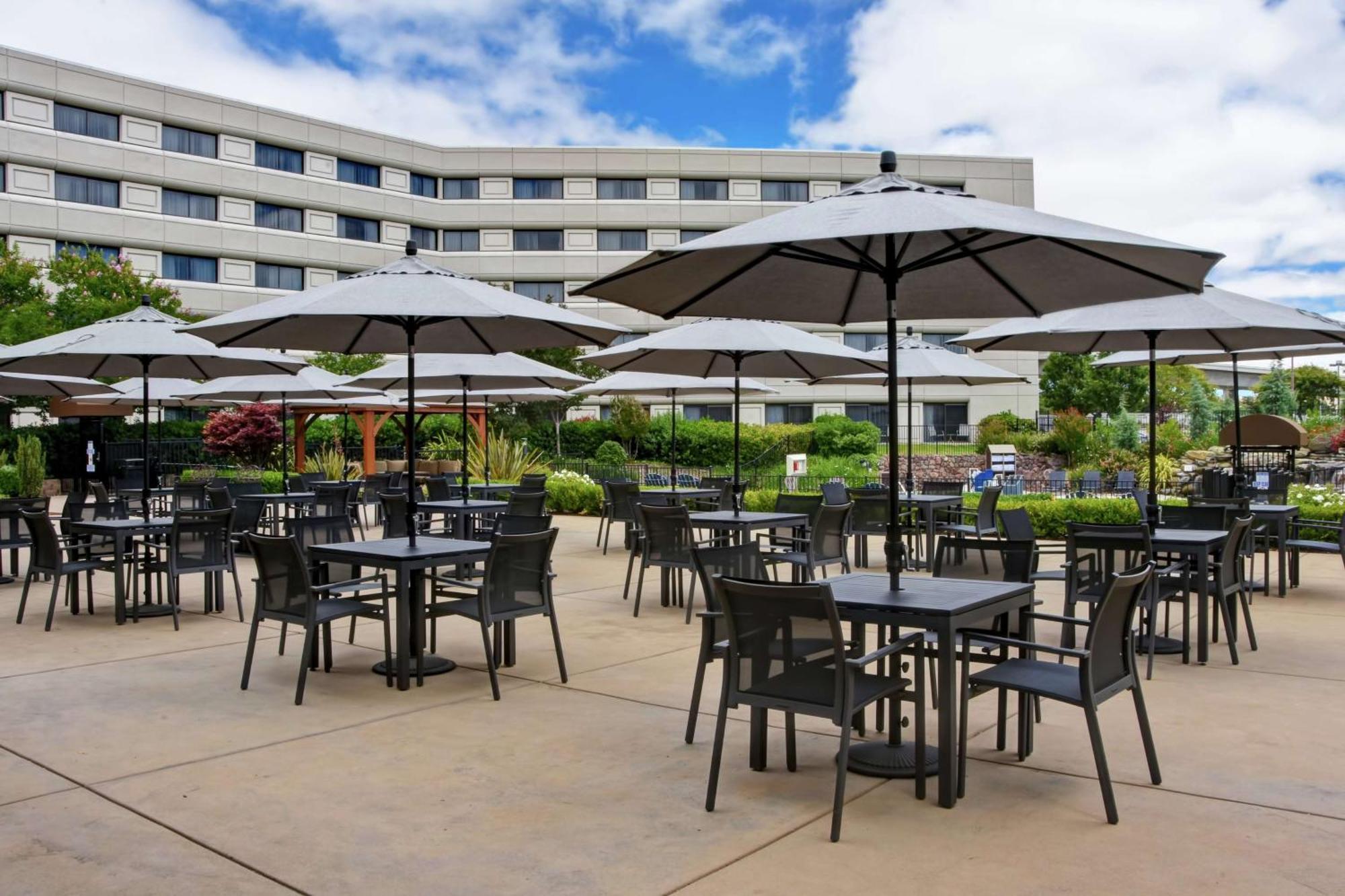 Doubletree By Hilton Pleasanton At The Club Hotel Exterior photo