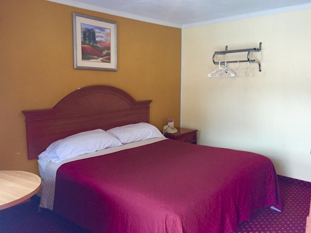 E-Z Inn & Suites Gatlinburg Room photo
