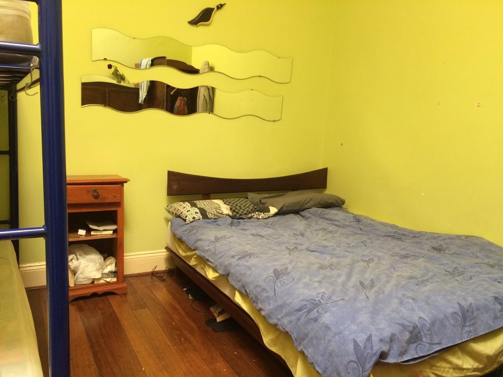 One World Backpackers Hotel Perth Room photo