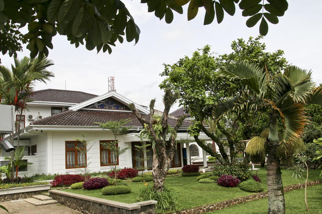 Triple C Guest House Bandung Exterior photo