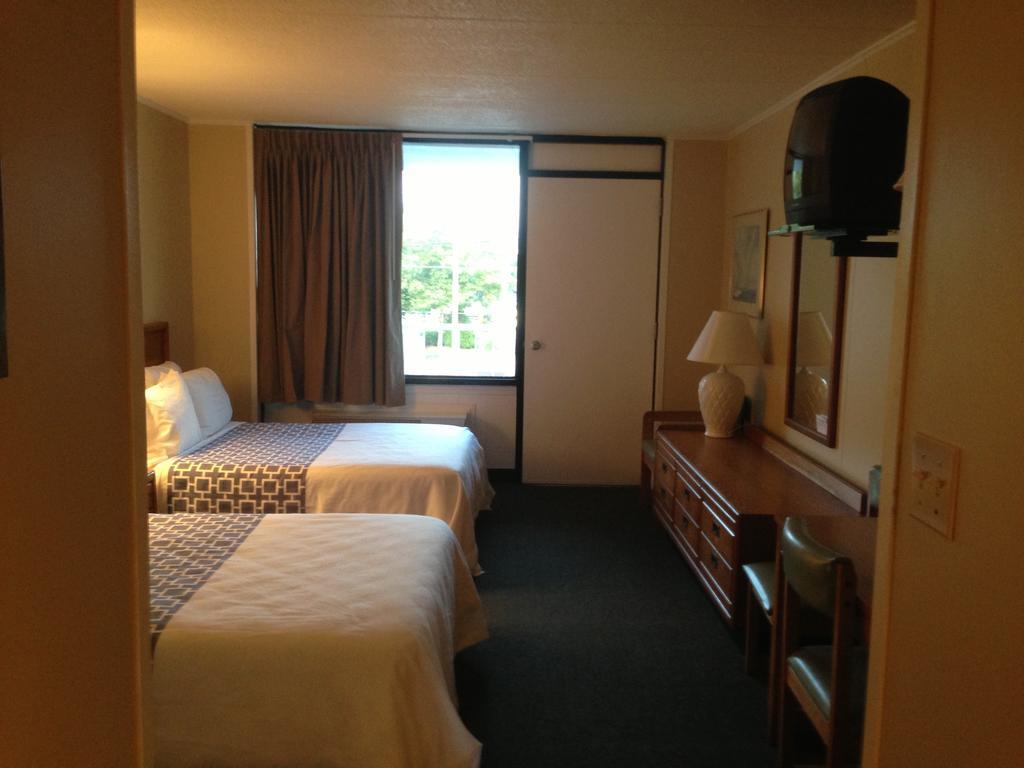 Fenwick Islander Motel Room photo