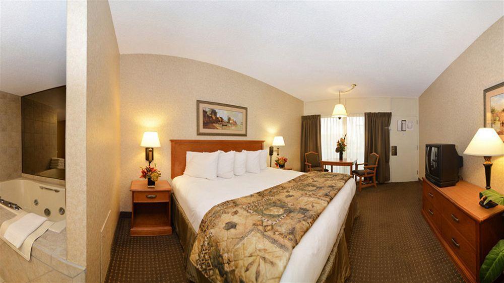The Biltmore Hotel & Suites Main Avenue Fargo Exterior photo