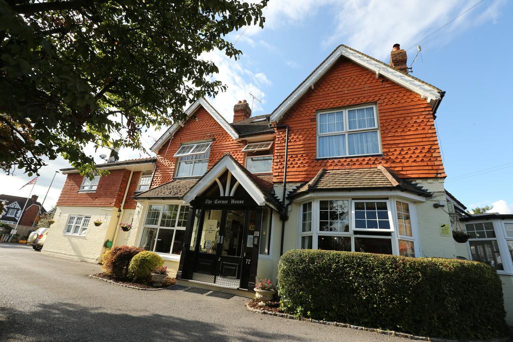 Corner House Hotel Gatwick With Holiday Parking Horley Exterior photo