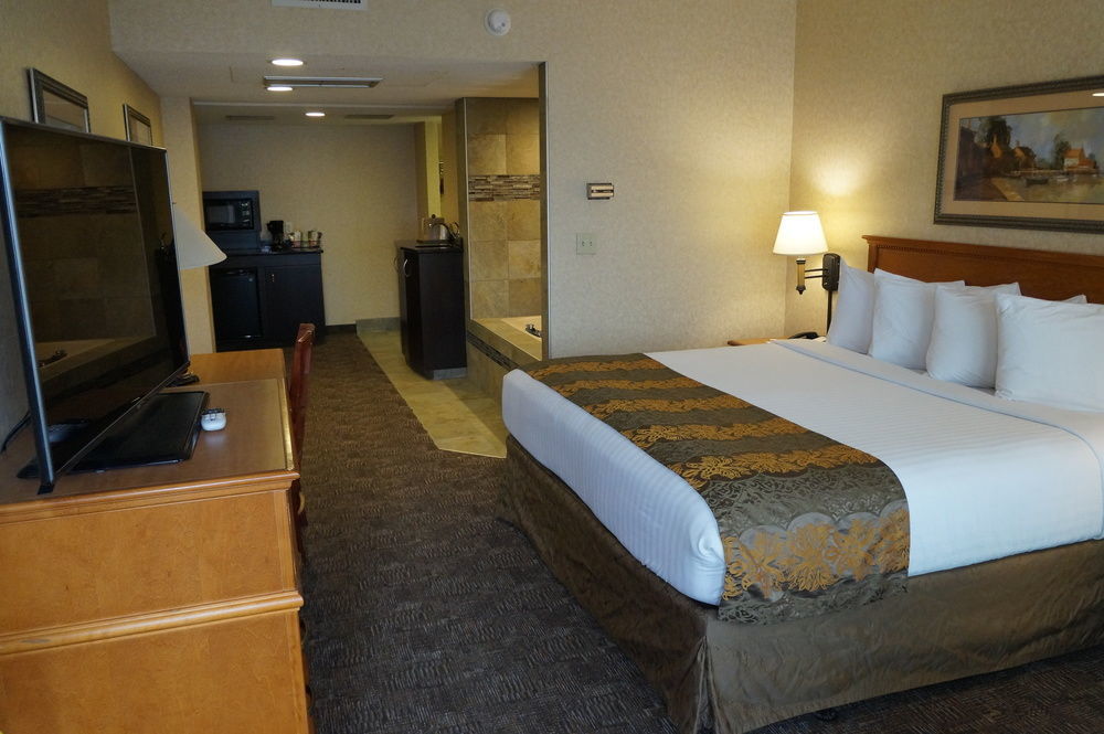 The Biltmore Hotel & Suites Main Avenue Fargo Exterior photo