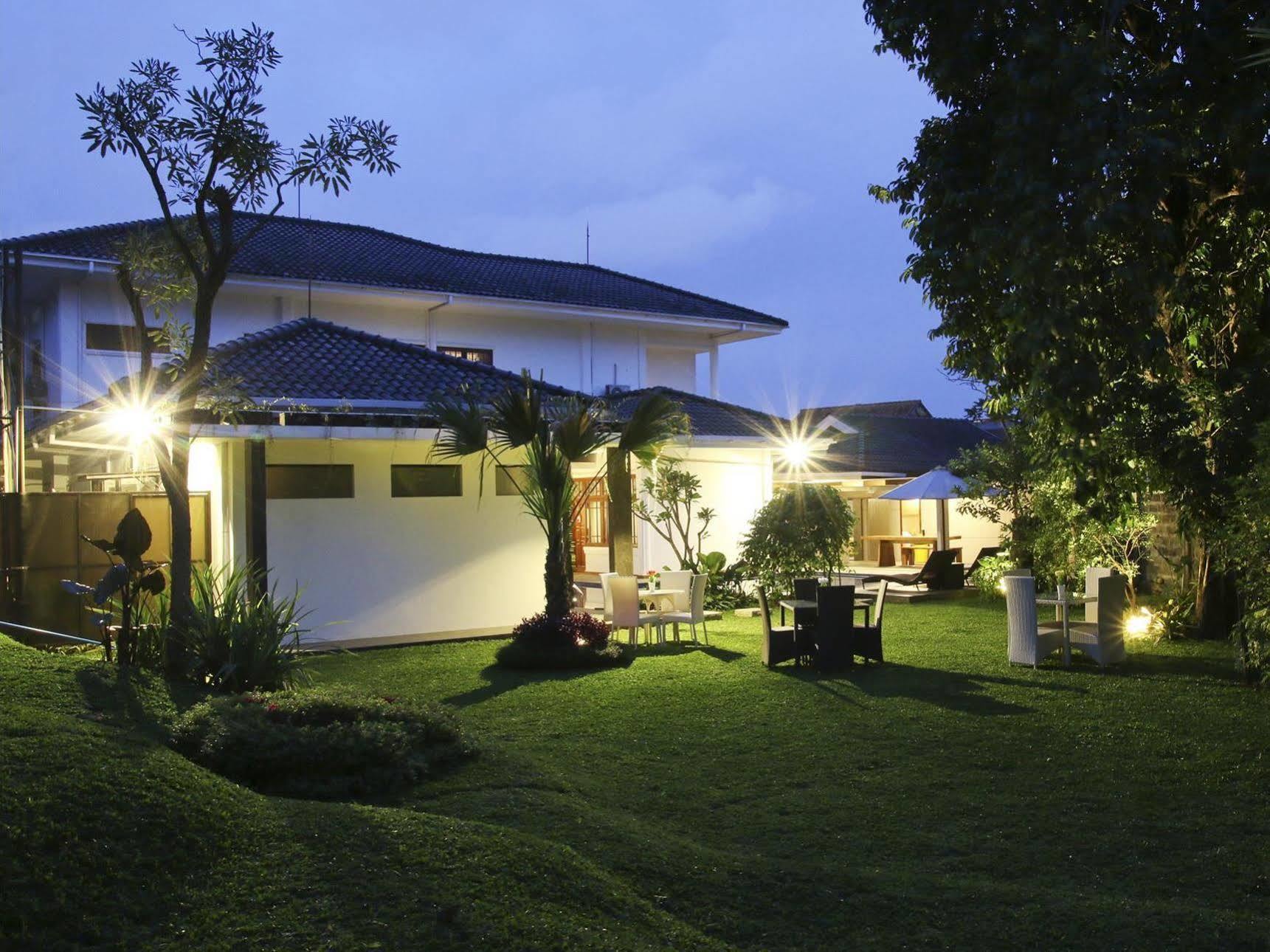 Triple C Guest House Bandung Exterior photo