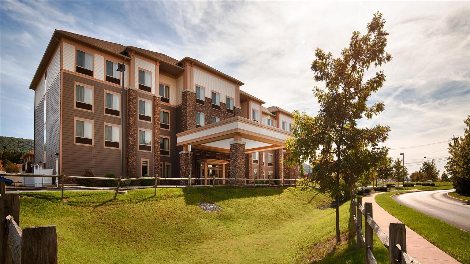 Best Western Plus University Park Inn & Suites State College Exterior photo