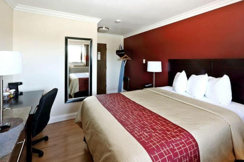 Red Roof Inn & Suites Monterey Exterior photo