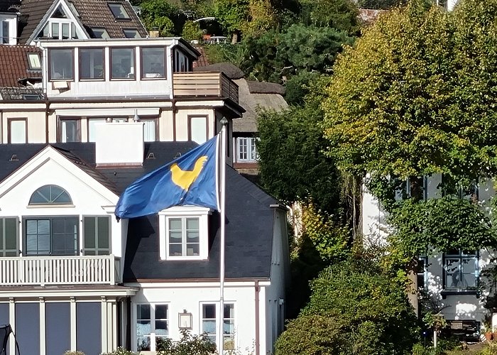 Treppenviertel Blankenese Flag ID for two flags found in Hamburg : r/vexillology photo