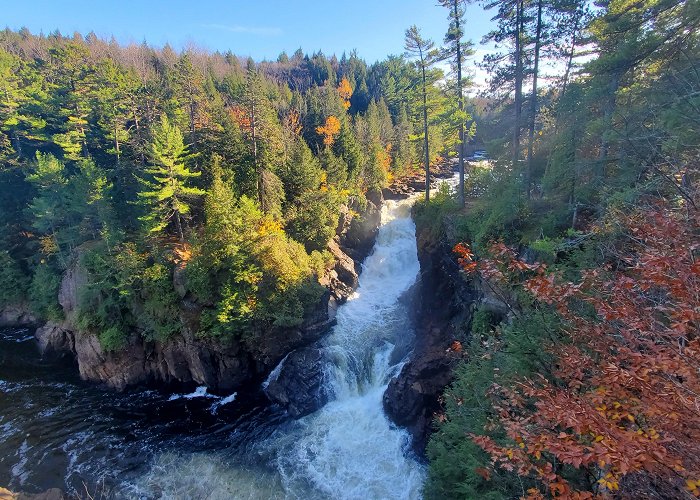 Parc des Chutes Dorwin Parc des chutes Dorwin look amazing in autumn : r/canada photo