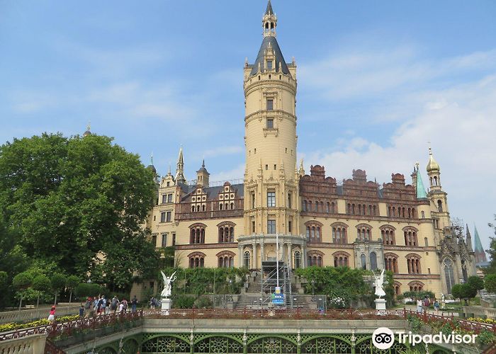 Freilichtbühne Schwerin Schwebende Viktorien: Photos, Map & Reviews [2024] | Trip.com photo