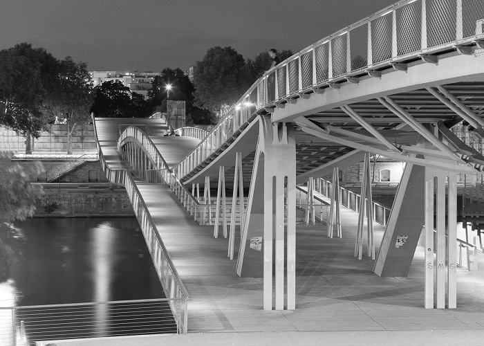 passerelle Simone de Beauvoir Passerelle Simone de Beauvoir - Profil - Paris by night - Gary ... photo