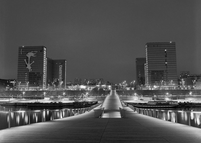 passerelle Simone de Beauvoir Passerelle Simone de Beauvoir - Paris by night - Gary ZUERCHER ... photo