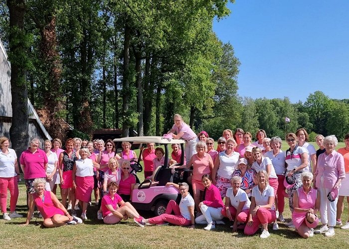 Winterswijk Golf Competitieteam Dames2 van Golfclub Winterswijk doneert € 7300 aan ... photo