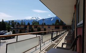 Alpine Inn & Suites Revelstoke Exterior photo