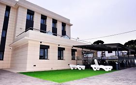 6 Bis Hotel Castelldefels Exterior photo