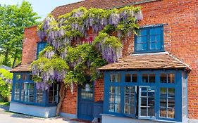 The Broad Leys Bed & Breakfast Aylesbury  Exterior photo